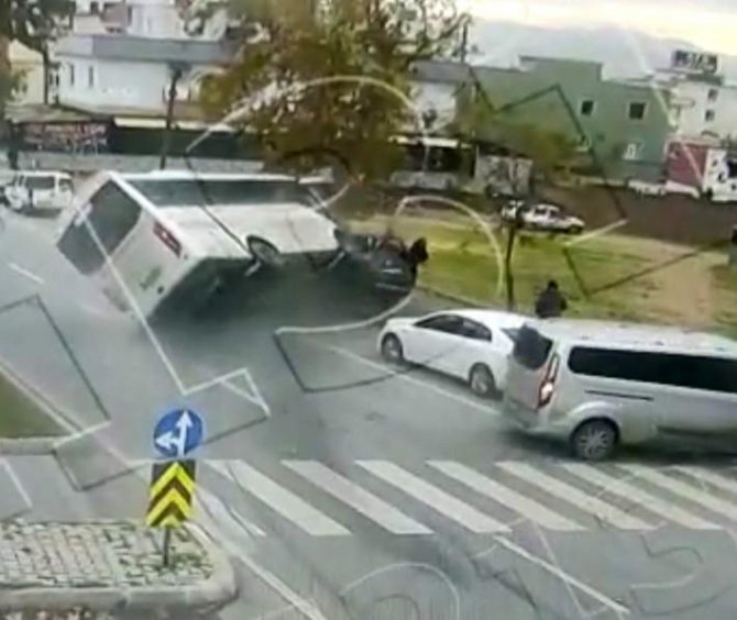5 Aracın Karıştığı Kazada 10 Kişi Yaralandı: O Anlar Kamerada