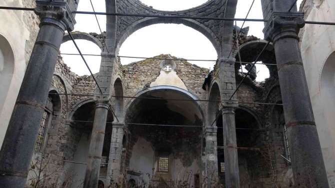 Kilisenin Sahipleri: “Babamızdan Miras Kalan Kilise Tapulu Malımızdır, Burası Tescili Bir Yapı Olduğu İçin Yıkamıyoruz