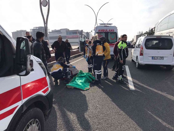 Karşıdan Karşıya Geçen Radyocu, Önce Kamyon Sonra Da Otobüs Çarpması Sonucu Hayatını Kaybetti