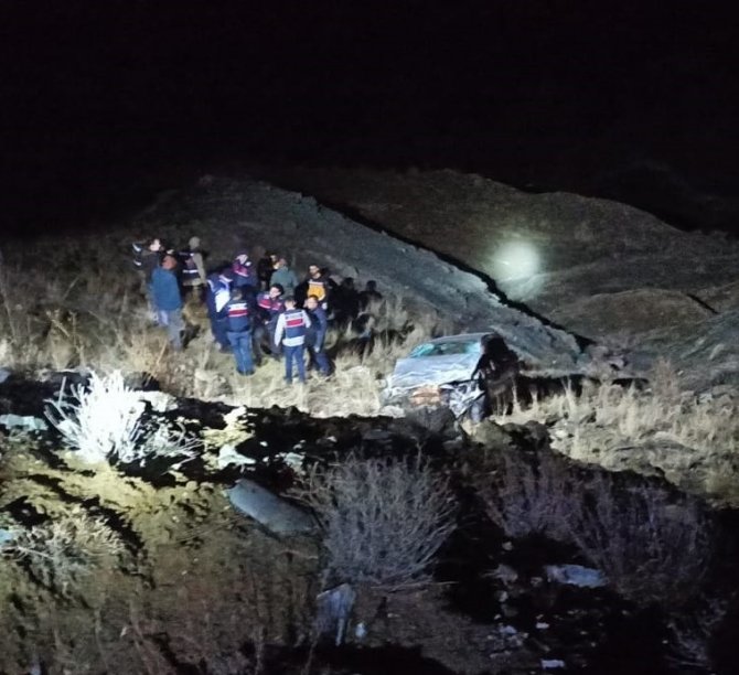 Otomobil 60 Metreden Şarampole Uçtu: 1 Ölü, 1 Yaralı