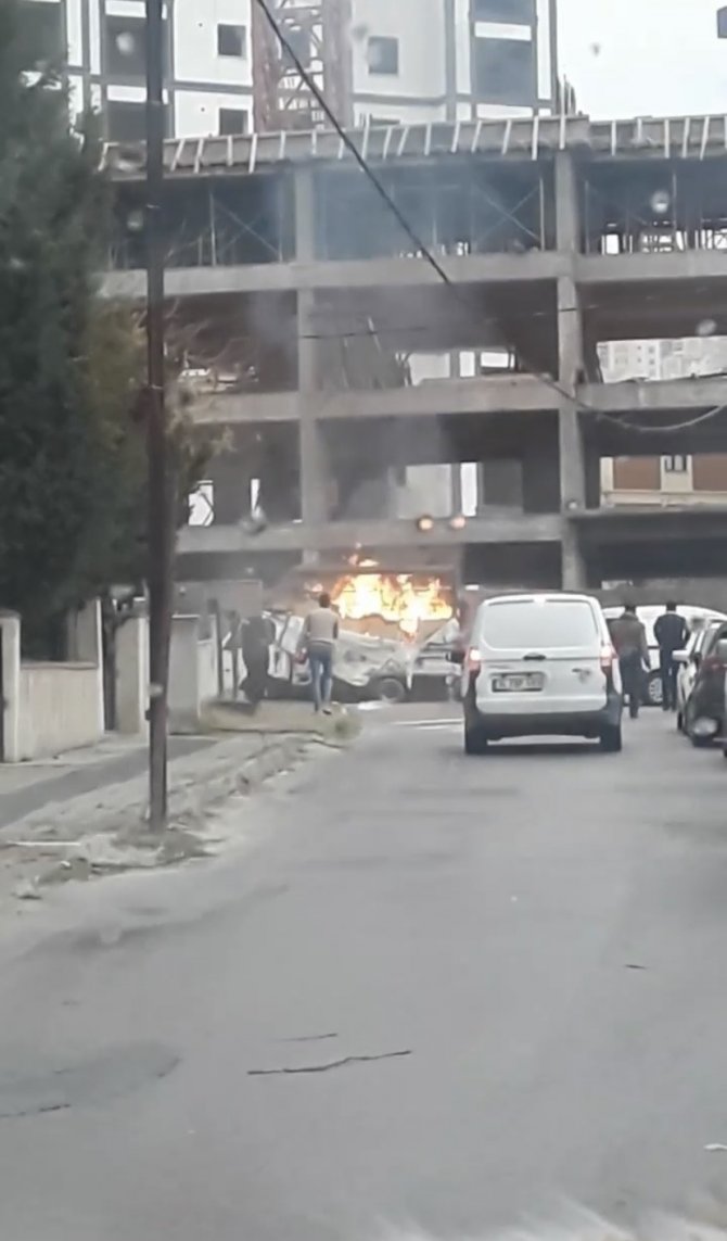 Maltepe’de Kağıt Yüklü Kamyonet Alev Alev Yandı
