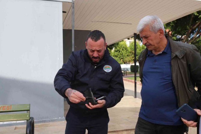 Temizlik Yaparken 100 Bin Lira Buldu, Sahibine Ulaştırdı