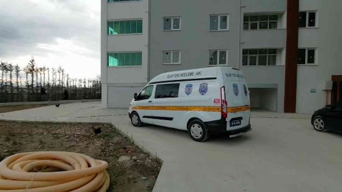 Yengesini Bıçakladıktan Sonra 3’üncü Kattan Atladı