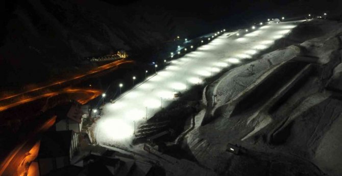 Palandöken’de Kayak Sezonu İçin Suni Karlama Çalışmaları Başladı