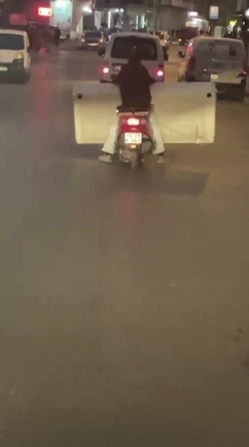 Sancaktepe’de Şaşkına Çeviren Olay: Motosiklette Yatak Taşıdı