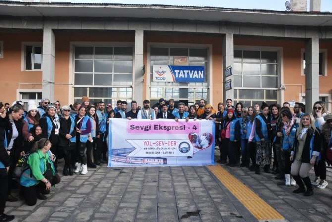 Van Gölü Ekspresi’yle Gelip Köy Çocuklarını Sevindirdiler