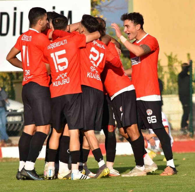 Kırkgöz Döşemealtı Belediyesi Gençlik Ve Spor Kulübü Futbol A Takımı Zirveye Oynuyor