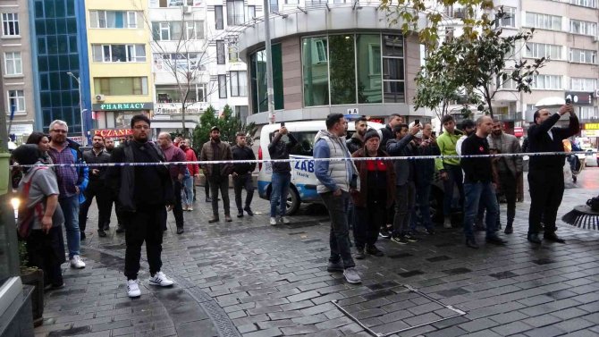 Taksim’de Yol Kenarına Bırakılan Valiz Paniğe Neden Oldu