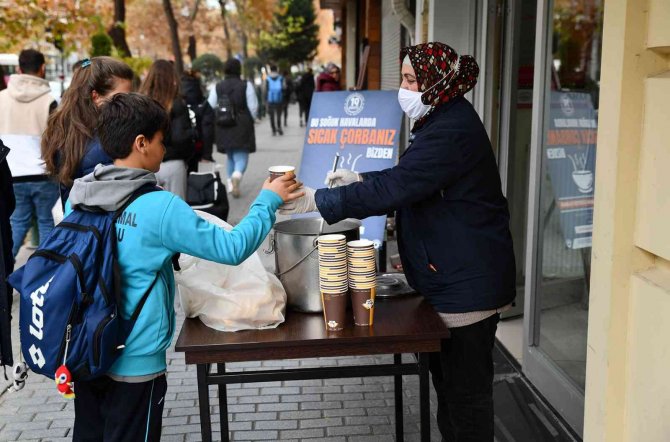Gençlerin İçi Çorba İkramı İle Isınıyor