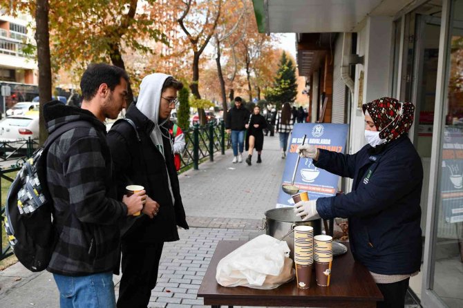Gençlerin İçi Çorba İkramı İle Isınıyor