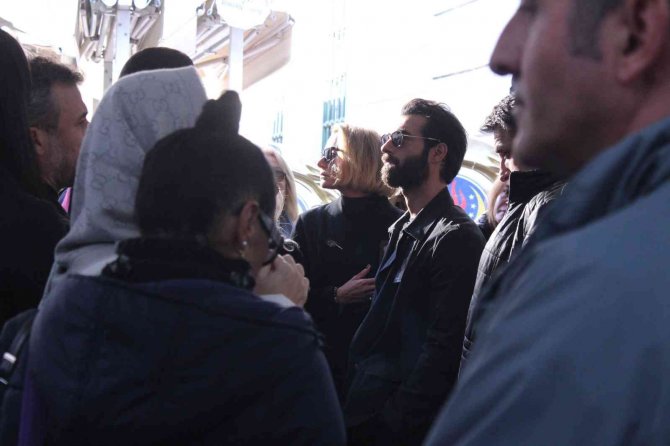 Şarkıcı Sıla, Babasını Son Yolculuğuna Uğurladı