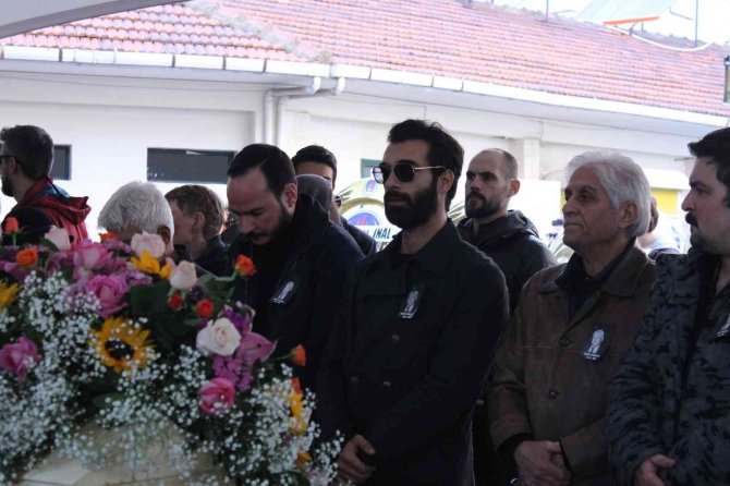 Şarkıcı Sıla, Babasını Son Yolculuğuna Uğurladı