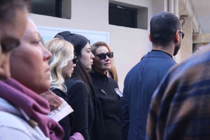 Şarkıcı Sıla, Babasını Son Yolculuğuna Uğurladı