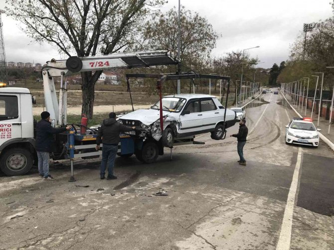 Edirne’de Kazaya Karışan Sürücü Otomobiliyle Olay Yerinden Kaçtı: 1 Yaralı