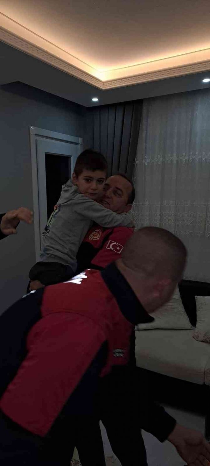 Parmağı Mutfak Aletine Sıkışan Çocuğu İtfaiye Kurtardı