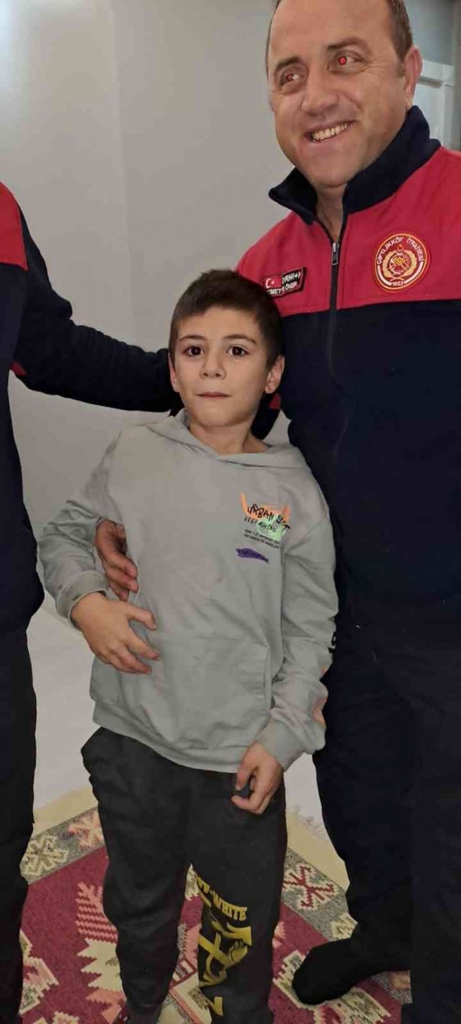 Parmağı Mutfak Aletine Sıkışan Çocuğu İtfaiye Kurtardı