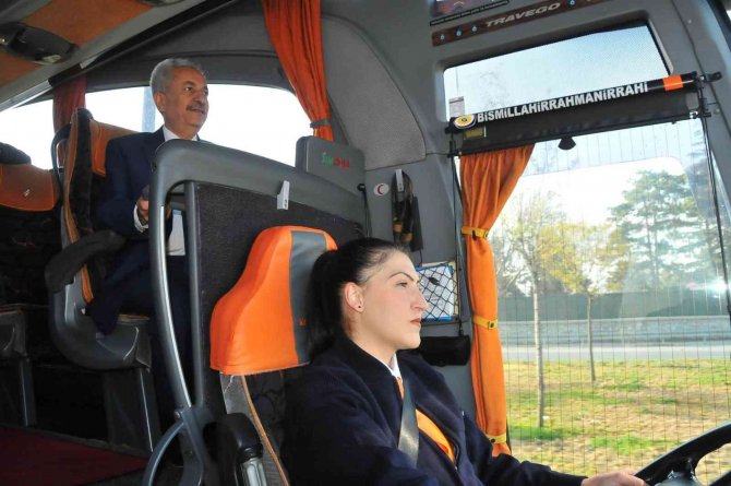 Akşehir’in Şehirlerarası Tek Kadın Şoförü Funda Çeper Babasının İzinde