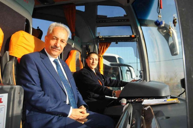 Akşehir’in Şehirlerarası Tek Kadın Şoförü Funda Çeper Babasının İzinde