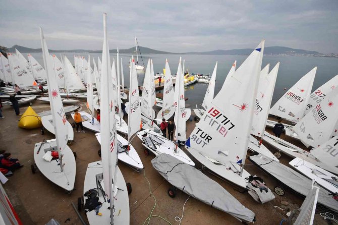 Yelken’de Ilca 1. Ayak Yarışları Ve Milli Takım Seçmeleri Ayvalık’ta Tüm Hızıyla Devam Ediyor