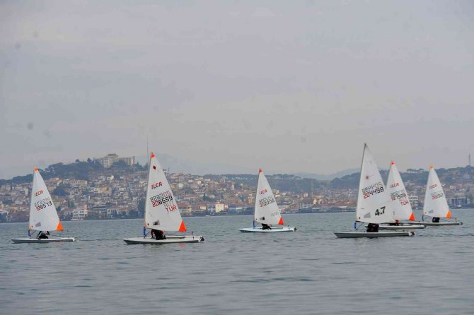 Yelken’de Ilca 1. Ayak Yarışları Ve Milli Takım Seçmeleri Ayvalık’ta Tüm Hızıyla Devam Ediyor