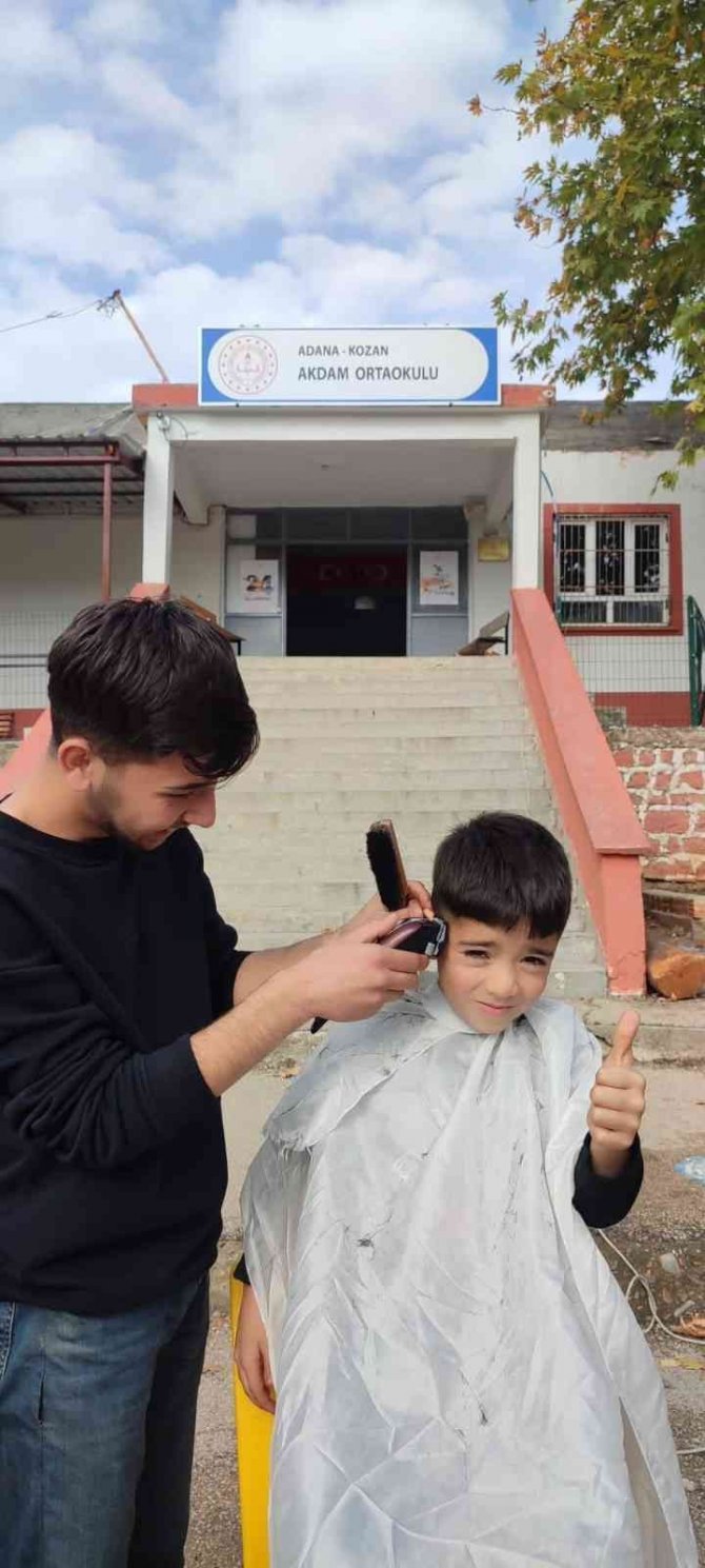 Öğrencilerin Okul Bahçesinde Tıraş Keyfi