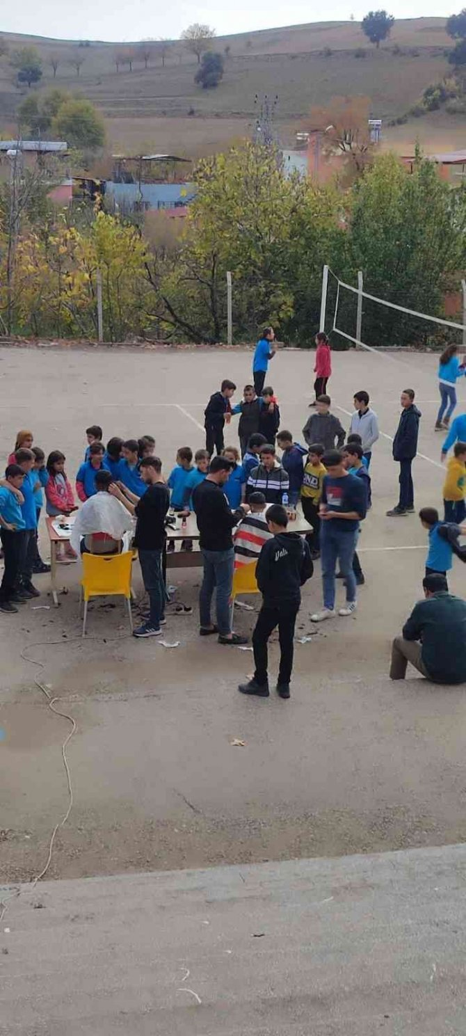Öğrencilerin Okul Bahçesinde Tıraş Keyfi