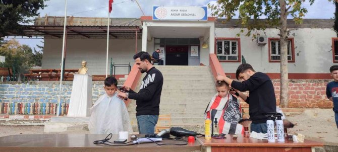 Öğrencilerin Okul Bahçesinde Tıraş Keyfi