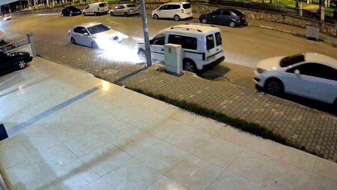 Bir Anlık Dalgınlık Kazaya Neden Oldu