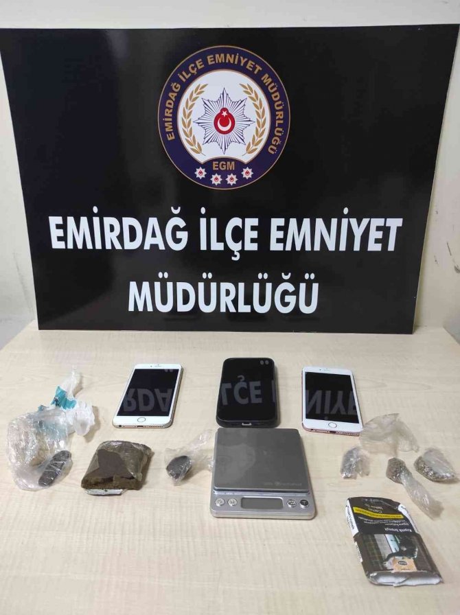 Berenin İçinden Afgan Sakızı, Sigara Paketinden Kenevir Tohumu Çıktı