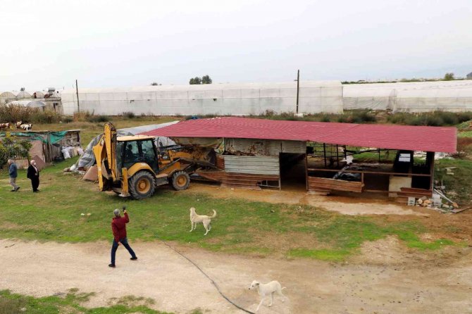 Akdeniz Belediyesi Kaçak Yapıları Yıktı