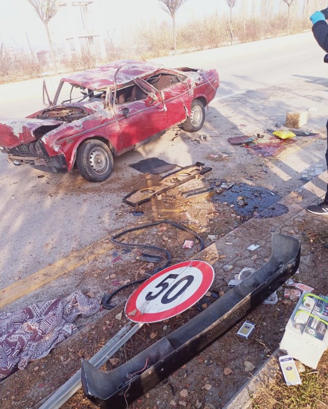 Ankara’da Otomobil Direğe Çarptı: 1 Ölü, 3 Yaralı