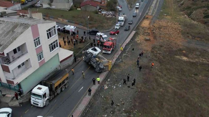 Hafriyat Kamyonu Otomobilin Üzerine Devrildi