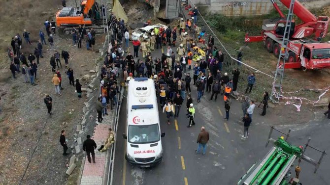 Başakşehir’de Feci Kaza Hafriyat Kamyonu Otomobilin Üzerine Devrildi