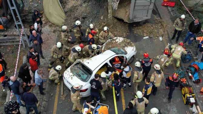 Başakşehir’de Feci Kaza Hafriyat Kamyonu Otomobilin Üzerine Devrildi