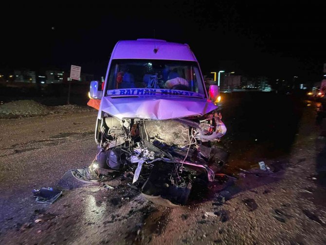 Batman’da Araçlar Kafa Kafaya Çarpıştı: 2’si Ağır 7 Yaralı