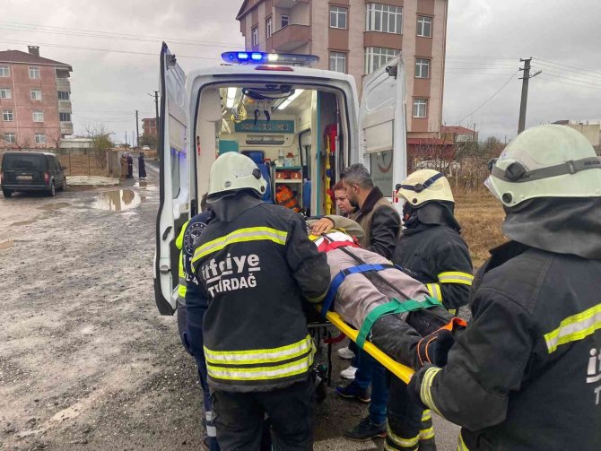 Beton Mikseri Şarampole Devrildi, Yaralı Sürücüyü İtfaiye Kurtardı
