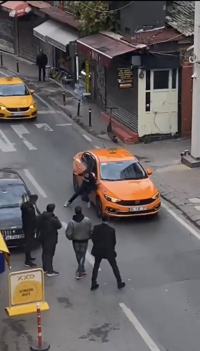 Beyoğlu’nda Araçların Önünü Kesti, Taksinin Kaputunun Üzerine Yattı