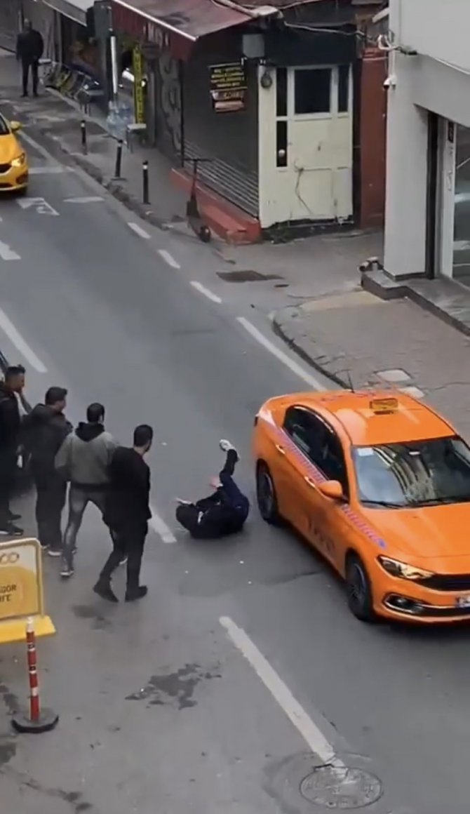 Beyoğlu’nda Araçların Önünü Kesti, Taksinin Kaputunun Üzerine Yattı
