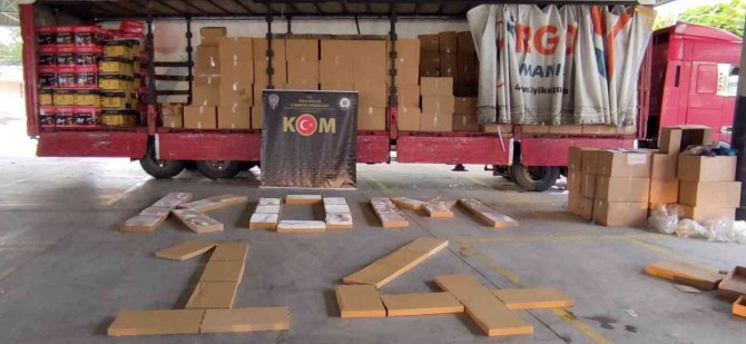 Koliler İçerisine Gizlenmiş 7 Milyon 645 Bin Kaçak Sigara Ele Geçirildi