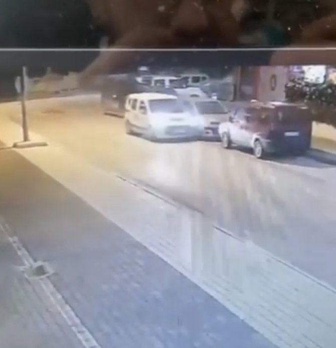 Bursa’da Park Halindeki Araca Çarptı, Arkasına Bile Bakmadan Kaçtı