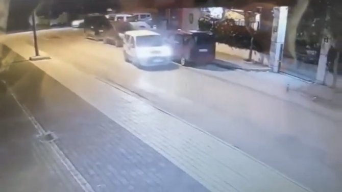 Bursa’da Park Halindeki Araca Çarptı, Arkasına Bile Bakmadan Kaçtı