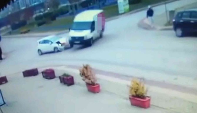 Bursa’da İnanılmaz Kurtuluş: Devrilen Aracın Altında Kalmaktan Son Anda Kurtuldu
