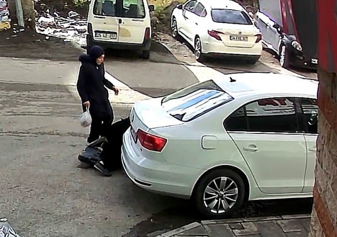 Araba Çarpmasın Diye Yolu Kontrol Ederken Reklam Direğine Çarptı