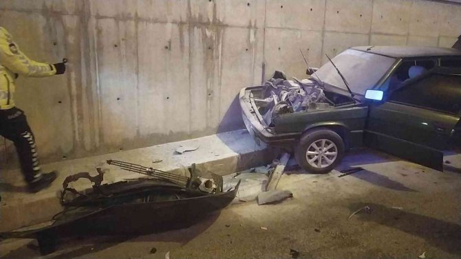 Alt Geçidin Duvarına Çarpan Otomobil Alev Aldı: 2 Yaralı