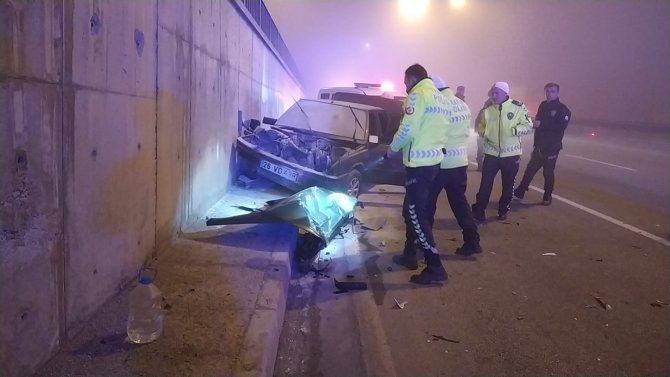 Alt Geçidin Duvarına Çarpan Otomobil Alev Aldı: 2 Yaralı