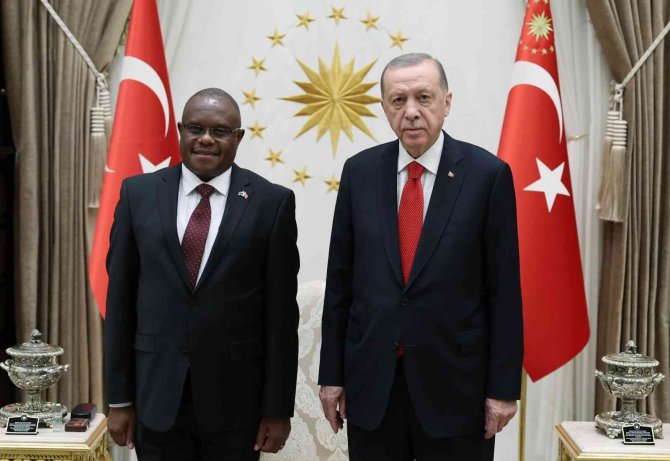 Zambiya Büyükelçisi William Maipambe Sikazwe, Cumhurbaşkanı Erdoğan’a Güven Mektubu Sundu