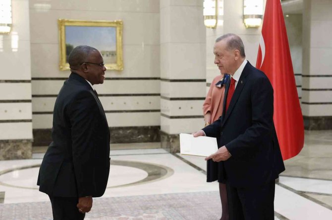 Zambiya Büyükelçisi William Maipambe Sikazwe, Cumhurbaşkanı Erdoğan’a Güven Mektubu Sundu