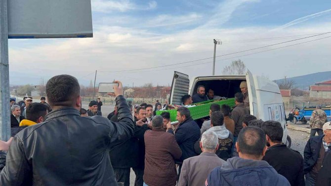Vahşi Cinayete Kurban Giden Genç Kadın Toprağa Verildi
