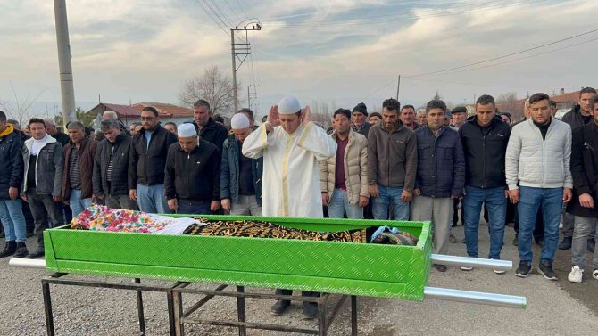 Vahşi Cinayete Kurban Giden Genç Kadın Toprağa Verildi
