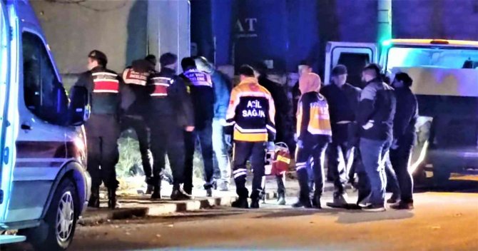 Saçından Sürüklediği Karısının Başını Keserek Öldürdü
